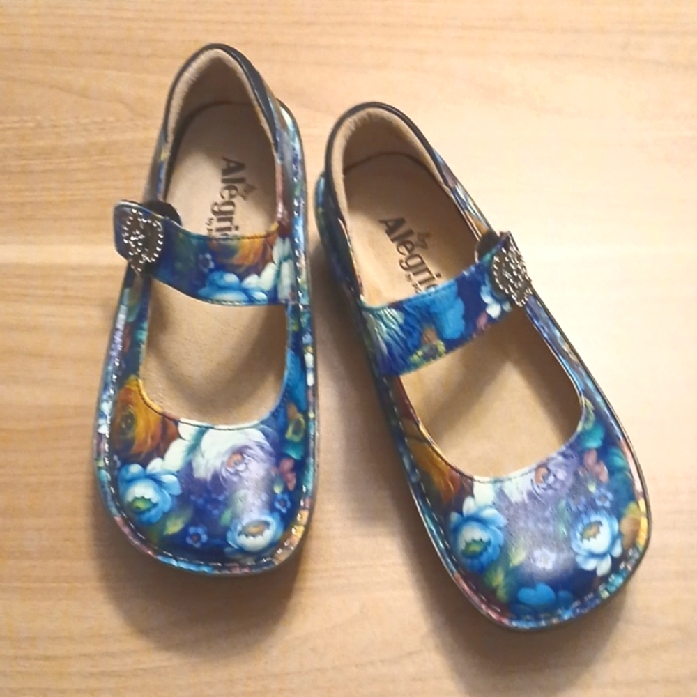 Alegria "Paloma" Blue Floral Leather Mary Jane Shoes in Size 35W (NWOB)